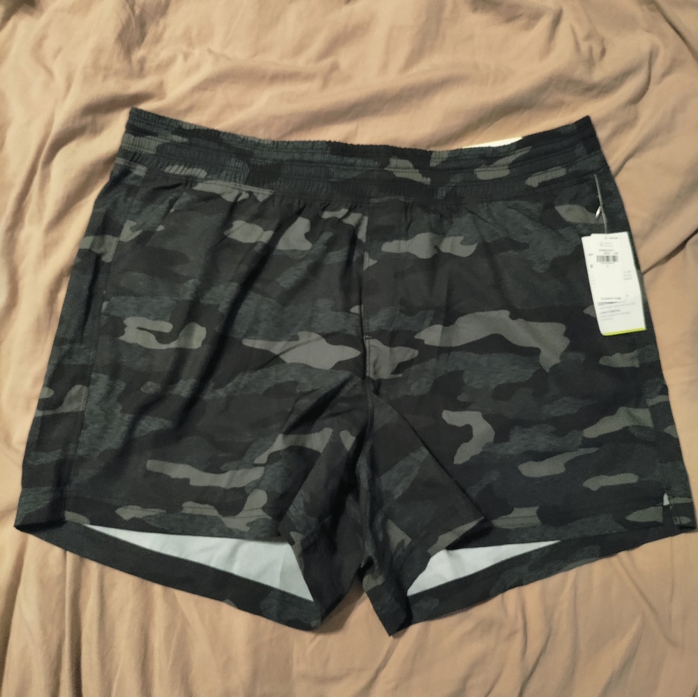 Old Navy Women's StretchTech Shorts, size Large, Black/Grey Camo